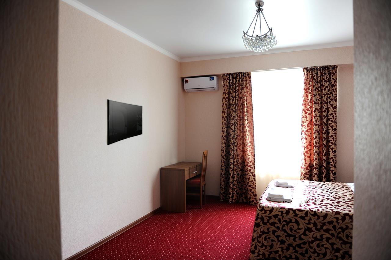 Assir Hotel Sukhumi Exterior photo