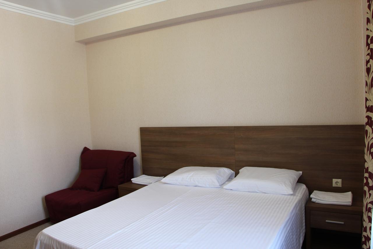 Assir Hotel Sukhumi Exterior photo