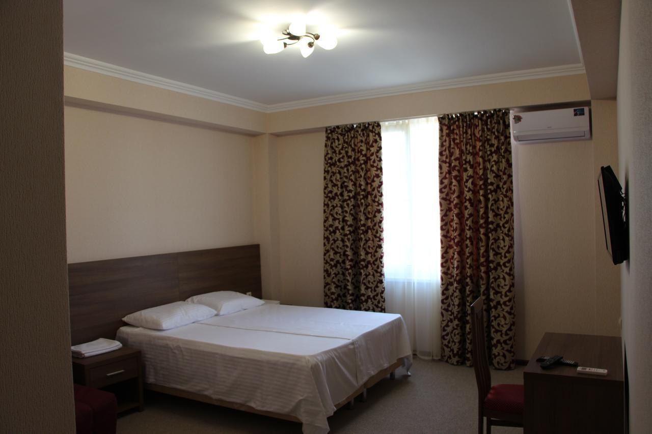 Assir Hotel Sukhumi Exterior photo