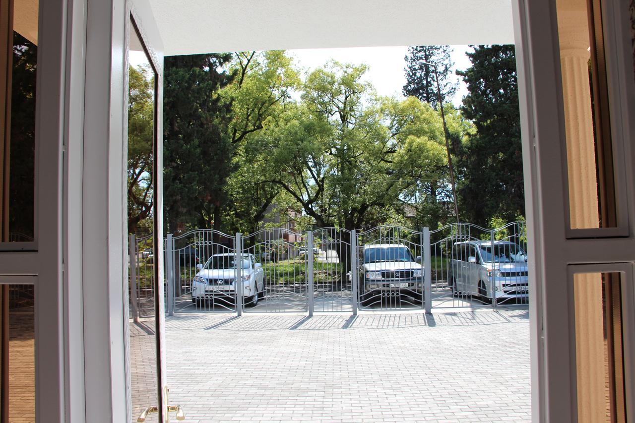 Assir Hotel Sukhumi Exterior photo